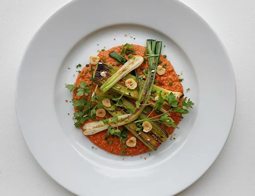 Смажена цибуля порей із соусом ромеско і фундуком